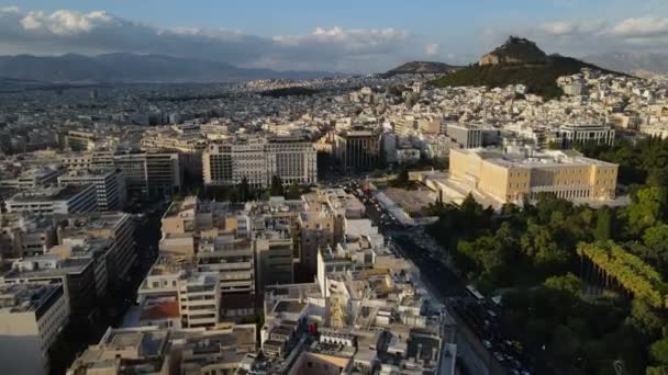 希腊雅典市中心 阳光明媚的夏日午后的议会大楼 Syntagma广场和街道交通的空中景观 Drone Shot — 图库视频影像
