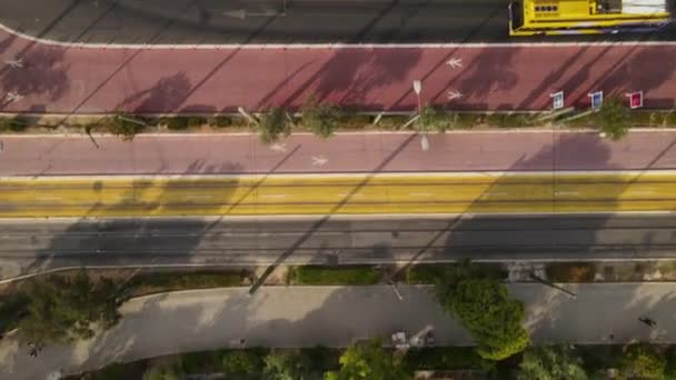 Вид Сверху Вниз Трамваи Движущиеся Дороге Мимо Парка Афинах Греция — стоковое видео