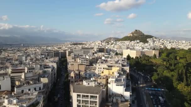 希腊雅典 市中心建筑的空中景观 希腊议会 黄金时间阳光下的大道和街道交通 建立无人机射击4K — 图库视频影像