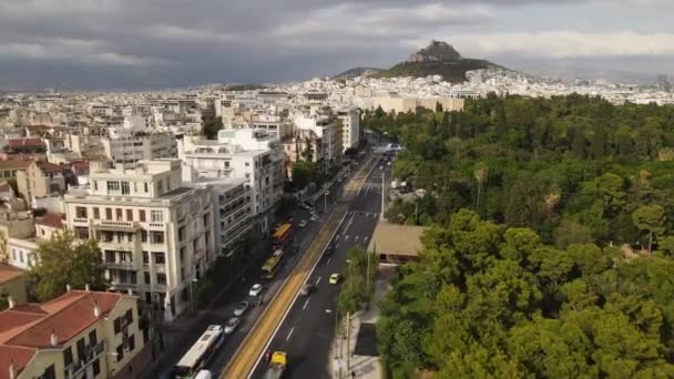 希腊雅典市中心 国家花园和中央大楼在太阳日的空中交通景观 — 图库视频影像