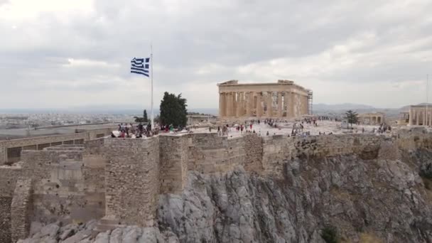 Atenas Grécia Vista Aérea Antiga Acrópole Bandeira Grega Pessoas Visitando — Vídeo de Stock