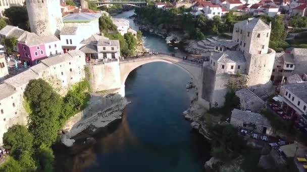 Vista Aérea Mostar Old Bridge Landmark Acima Rio Neretva Bósnia — Vídeo de Stock