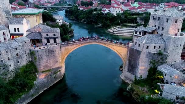 모스타르 보스니아 헤르체고비나 공중에서 고대의 다리와 네레트바 — 비디오