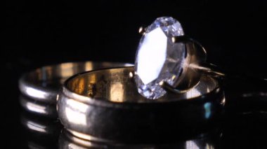 Nikah Yüzükleri, Yakın plan. Yansıtıcı Yüzeyde Lüks Mücevherler, Siyah Arkaplan
