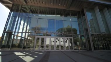 Edwin W. Pauley Pavilion Girişi, Spor Salonu UCLA Kampüsü, Los Angeles ABD. Yavaş Hareket Çekim 4K