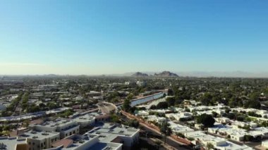 Scottsdale, Arizona 'nın insansız hava aracı görüntüsü Sunny Day 4k' de ABD şehir manzarası