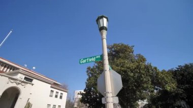Pasadena Civic Center, ABD Kaliforniya 'da Garfield Caddesi ve Thurgood Marshall Sokağı İşaretleri, Parallax Yörüngesi Yavaş Hareket 4k