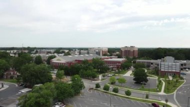 Doğu Carolina Üniversitesi Kampüs Binaları Greenville, Kuzey Carolina ABD. Bulutlu Gün 4k 'de Hava Görünümü