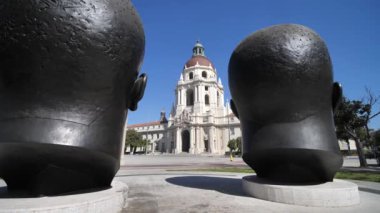 Pasadena Belediye Binası Jackie ve Mack Robinson Heykelleri 'nin önünde Sunny Günü, Kaliforniya Tarihi Kent Bölgesi, ABD 4K