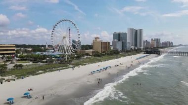 Myrtle Beach, Ferris Wheel, Pier ve Beachfront Otelleri 'nin havadan görüntüsü, Güney Carolina, ABD. 60fps Drone 4k