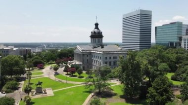Güney Carolina Eyalet Binası 'nın güneşli yaz gününde havadan görünüşü, Columbia. Capitol Binası ve Mahallesi, 60fps İHA