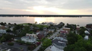 New Bern Havalimanı, Riverfront City, Kuzey Carolina, ABD. Neuse Nehri ve Marina 'nın yukarısında Gündoğumu, 60fps İHA 4K