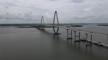Cooper Nehri Köprüsü. Charleston, Güney Carolina, ABD. Statik Hava Görüntüsü. Bulutlu Yaz Günü trafik, 60 fps Drone 4k