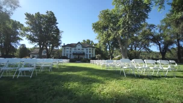 Sedie Bianche Vuote File Green Grass Yard Luxury Mansion Una — Video Stock