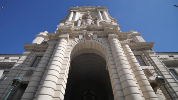 帕萨迪纳市政厅大楼 入口和走廊的低角度视图 加利福尼亚州 日落日的地标立面 倾斜慢移4K — 图库视频影像