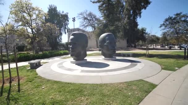 Jackie Mack Robinson Head Sculptures Historic Civic District Pasadena California — Αρχείο Βίντεο