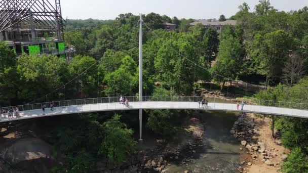 Flygfoto Över Liberty Bridge Greenville South Carolina Usa Människor Går — Stockvideo