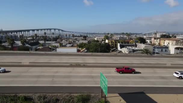 美国加利福尼亚州圣迭戈高速公路和科罗纳多大桥在阳光日的空中交通视图 60Fps无人机发射4K — 图库视频影像