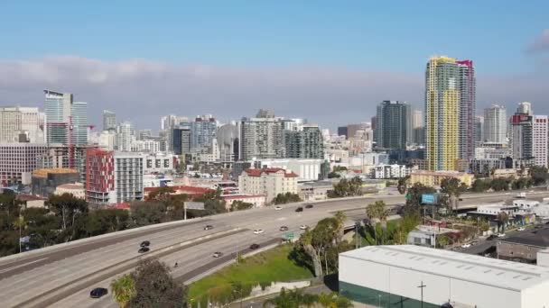美国加利福尼亚州圣地亚哥 高速公路和下城大楼的空中景观 无人机射击60发 — 图库视频影像