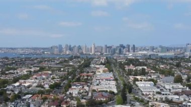 San Diego şehir merkezi, Kaliforniya ABD. Güneşli bir günde Coronado Adası 'ndan Merkez Binaların Drone Hava Görüntüsü