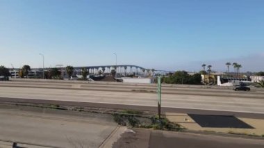 San Diego, Kaliforniya 'daki Otoyol Trafiği Hava Görüntüsü. Arka planda Coronado Köprüsü var. Pedestal Drone 4k.