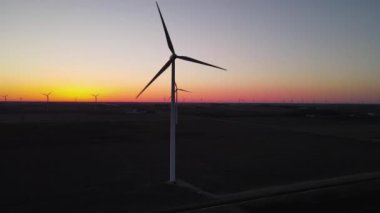 Hava Görünümü, Rüzgar Türbinlerinin Siluetleri Alacakaranlıkta Dönen Bıçaklar, Kırsal Arazide Yenilenebilir Enerji, İHA 4k