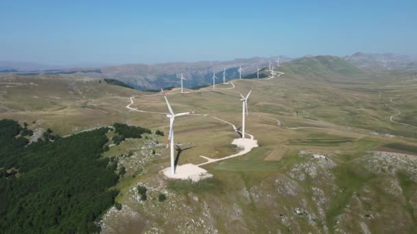 Tablica Turbin Wiatrowych Krajobrazie Górskim Koncepcja Zielonej Energii Alternatywnej Widok — Wideo stockowe
