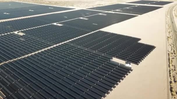 Вид Воздуха Связанные Модули Солнечной Электростанции Калифорнийской Пустыне Концепция Альтернативной — стоковое видео