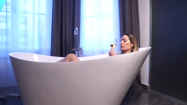 Junge Sexy Frau Der Badewanne Mit Champagnerglas Luxus Lifestyle Konzept — Stockvideo
