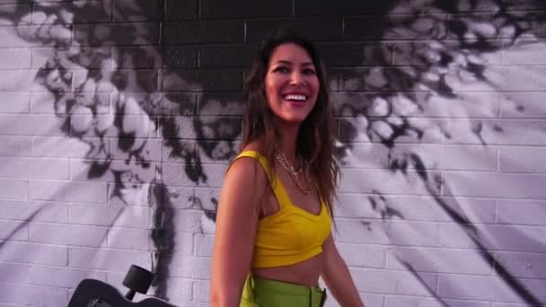 Приваблива Юна Жінка Фігуристка Яка Ходить Скейтбордом Висміює Язик Усміхаючись — стокове відео