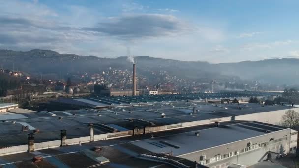 Große Hüttenfabrik Einer Kleinen Stadt Sonnigen Morgen Rauch Aus Dem — Stockvideo