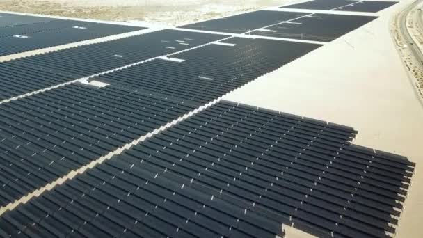 Massive Sonnenkollektoren Kraftwerk Der Kalifornischen Wüste Luftaufnahme Alternatives Nachhaltiges Energiekonzept — Stockvideo