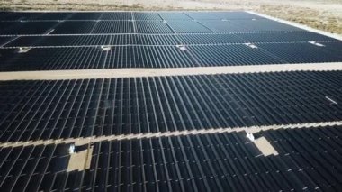 Güneş panelleri dizisi, Kaliforniya 'daki Fotovoltaik Enerji Santrali, Hava Görünümü. Yenilenebilir Alternatif Enerji Konsepti, Drone Atışı