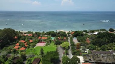 Endonezya 'daki Bali Adası, Sanur Sahili' nin havadan görünüşü. Yeşil Tropik Lush, Sahil ve Okyanus Ufku, Hava Aracı 4k