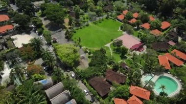 Sanur, Denpasar, Bali, Konut Mahallesi, Yeşil Tarlalar ve Evlerin Hava Görüntüsü, İHA 4k Yığını Açıyor