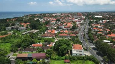 Sanur Sahili, Bali Adası, Endonezya. Şehir, Binalar ve Trafik 4k 'nin Hava Görünümü