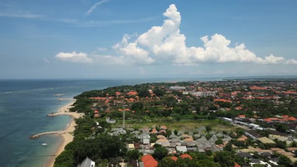 バリ島 インドネシア 海岸線 緑の景観と建物のサヌールビーチと東海岸の空中ビュー4K — ストック動画