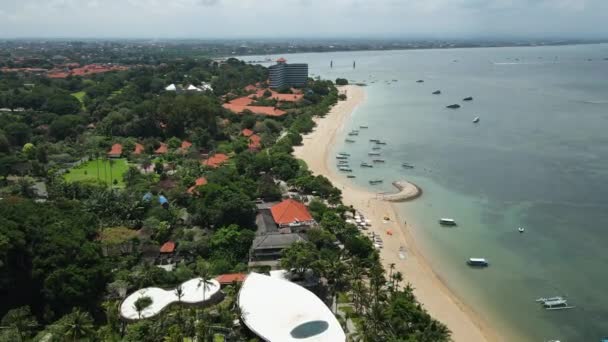 サヌールビーチの空中ビュー バリ島島 インドネシア サンディショアとウォーターフロントの建物 ドローンショット — ストック動画