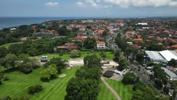 インドネシアのバリ島 サヌール 緑のフィールド バイパス道路交通とオーシャンホライズン4Kの空中ビュー — ストック動画