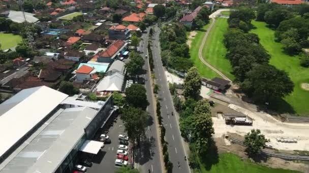 印度尼西亚巴厘岛萨努尔岛 道路交通 绿化景观及家居的空中景观4K — 图库视频影像