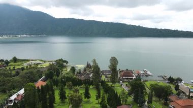 Endonezya, Bali Adası kırsal kesimindeki Beratan Gölü ve Hindu Tapınağı Kompleksi 'nin hava görüntüsü 4k