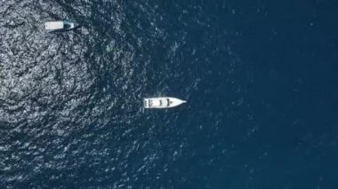 Tropikal Deniz 4k 'nin Derin Mavi Suyunda Çapalı Yat Teknesinin Üstten Aşağı Hava Görünümü