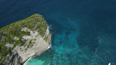 Kelingking Sahili, Nusa Penida, Bali Adası, Endonezya. Dik Uçurumların ve Turkuaz Su Teknesinin Üst Aşağı Hava Manzarası 4k