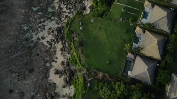 巴厘岛 印度尼西亚 高崖顶上的鸟瞰鸟瞰鸟瞰鸟瞰 透露风景海岸线 无人机拍摄4K — 图库视频影像