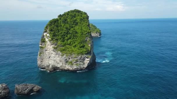 Aerial View Steep Limestone Rocks Green Trees Ocean Nusa Penida — Stock Video