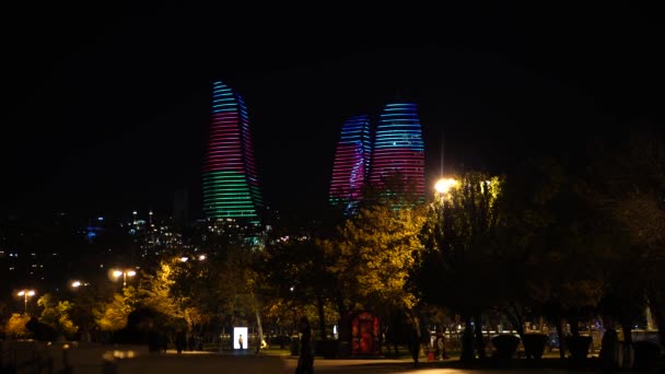 Баку Азербайджан Пламенные Башни Ночью Анимацией Государственного Флага Вид Милли — стоковое видео