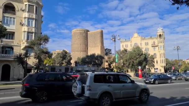 Baku Azerbaijão Tráfego Cidade Frente Histórica Torre Donzela Dia Ensolarado — Vídeo de Stock