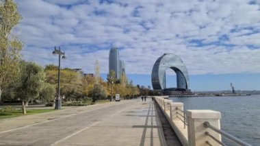 Bakü, Azerbaycan. Sunny Autumn Day 'de Modern Binalar, Crescent Bay ve Gezinti güvertesi Hazar Denizi 4k