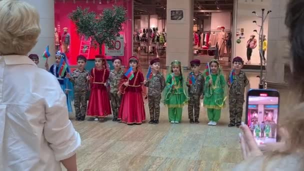 Баку Азербайджан Азербайджанські Діти Співають День Національного Прапора Дівчата Народних — стокове відео