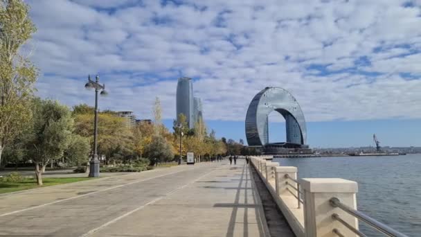 Баку Азербайджан Сучасні Будівлі Узбережжі День Сонячної Осені Бухта Крессент — стокове відео